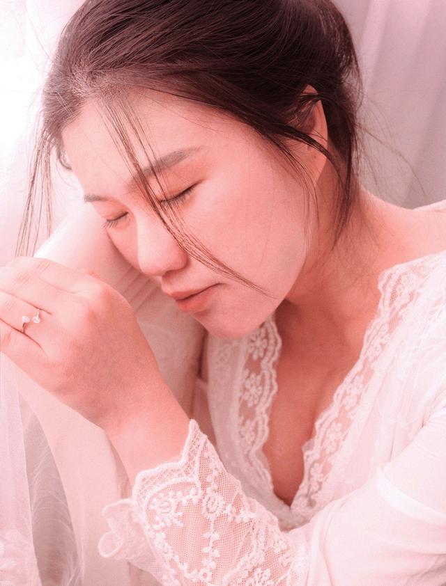 2、造型：妆容建议淡妆，选用孕妇也可使用的化妆品。服装的话，淘宝上有很多的孕妇裙出租，说实话我这套衣服估计都被人拍烂了，建议挑选几件不那么大众化的，舒适的贴身内衣或者长裙，符合拍摄对象气质即可。