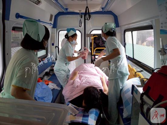 女子腹痛急救车上产子 却表示不知自己怀孕