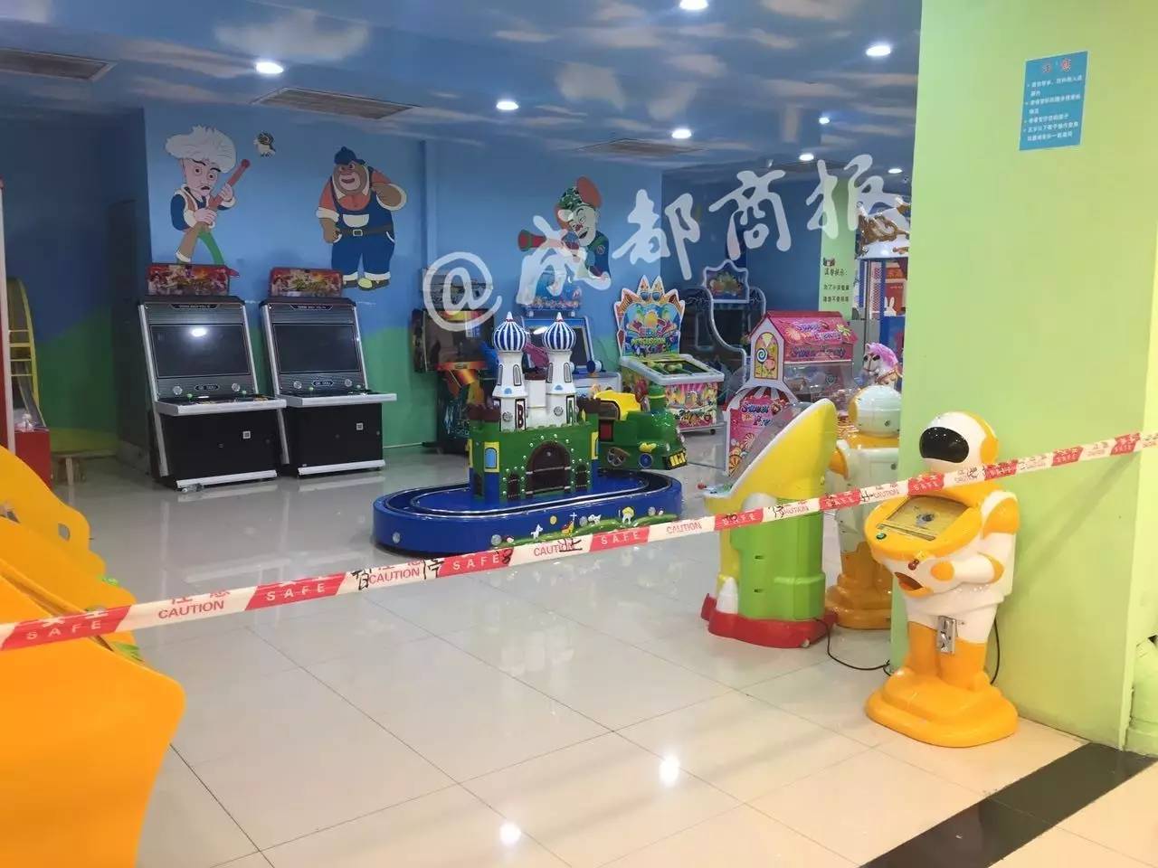未满2岁幼儿商场游乐园玩小火车被卡身亡4 未满2岁幼儿商场游乐园玩小火车被卡身亡 商场游乐园为何事故频发