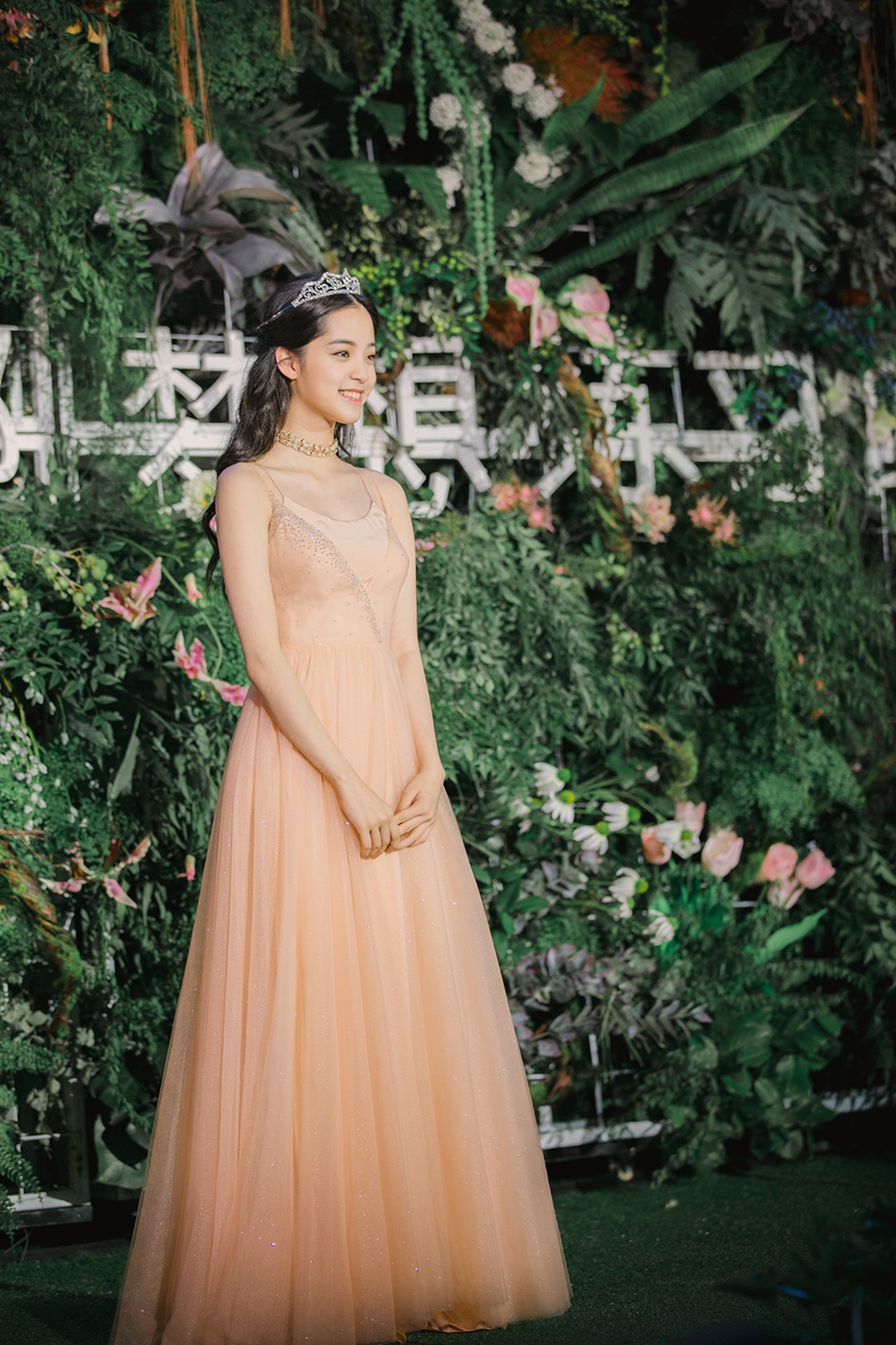 7月11日，欧阳娜娜举行新专辑发布会，一袭粉色长裙甜美又气质，配上波浪卷发，置身于超梦幻的场景中，仿佛童话中的公主。