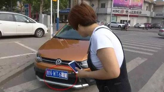 熊孩子遮他人车牌 车主惨被扣光12分
