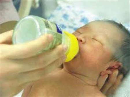 早产儿什么时候换奶粉，如何选择早产儿奶粉呢