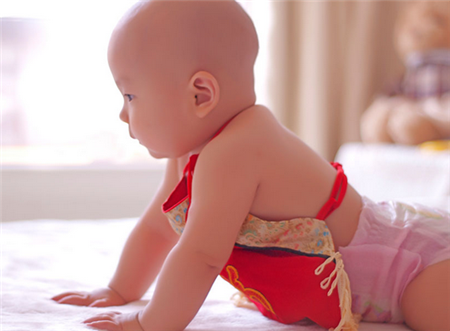 新生儿用肚兜还是肚围 不同环境有不同选择