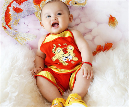 新生儿用肚兜还是肚围 不同环境有不同选择