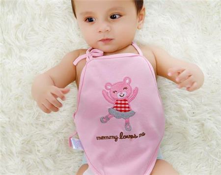 新生儿用肚兜还是肚围 不同环境有不同选择