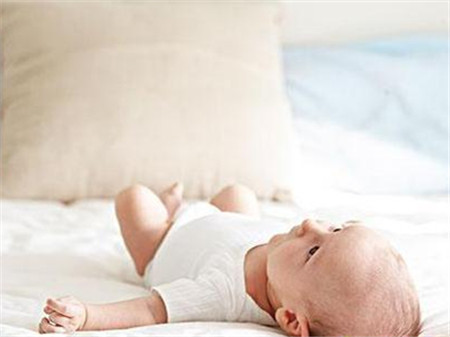 宝宝翻身前的征兆2 宝宝翻身前的征兆有哪些?家长要注意什么