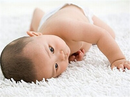 宝宝翻身前的征兆3 宝宝翻身前的征兆有哪些?家长要注意什么