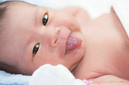 婴儿舌苔厚白是怎么回事