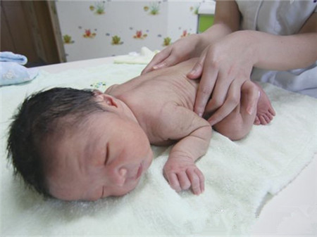 新生儿可以游泳吗，游泳对新生儿有什么好处呢？