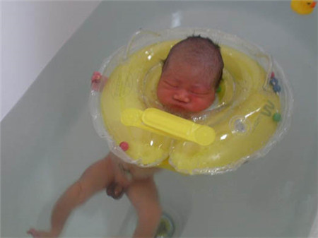 新生儿游泳的最佳时间1 新生儿游泳的最佳时间是什么时候,每次游多久合适