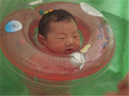 新生儿游泳的最佳时间2 新生儿游泳的最佳时间是什么时候,每次游多久合适