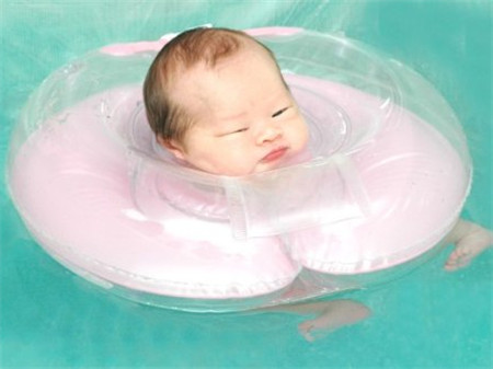 新生儿游泳的最佳时间3 新生儿游泳的最佳时间是什么时候,每次游多久合适
