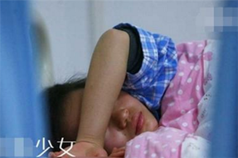 18岁少女宫外孕需做手术，妈妈反应让人难以置信