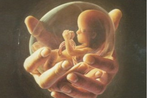 18岁少女宫外孕需做手术，妈妈反应让人难以置信