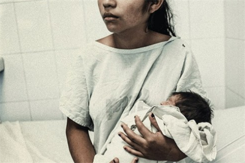 18岁少女宫外孕需做手术，妈妈反应让人难以置信