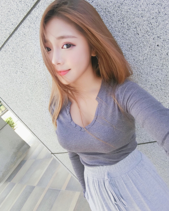 肉肉的身材，很有起伏嘛！