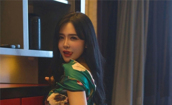 美出国际的性感旗袍，性感就是亮点