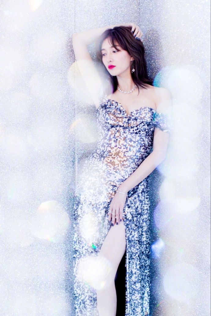 江疏影身着高定系列人鱼裙,白皙美腿展露无遗,性感锁骨完美......