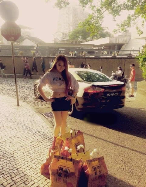 肩帶掉出！露出雄伟的巨乳正妹 ..意图使人受不了！