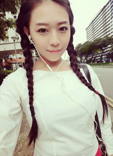 肩帶掉出！露出雄伟的巨乳正妹 ..意图使人受不了！