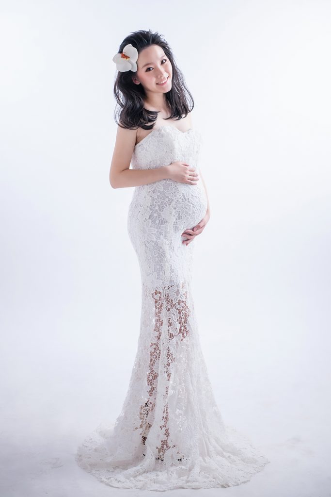 白色婚纱礼服孕妇写真摄影