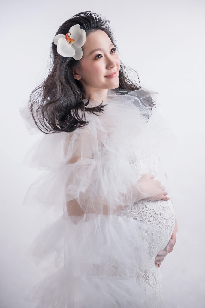 白色婚纱礼服孕妇写真摄影