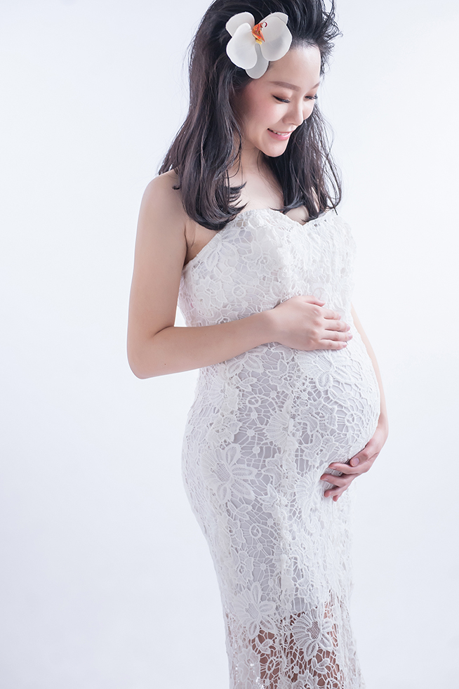 白色婚纱礼服孕妇写真摄影