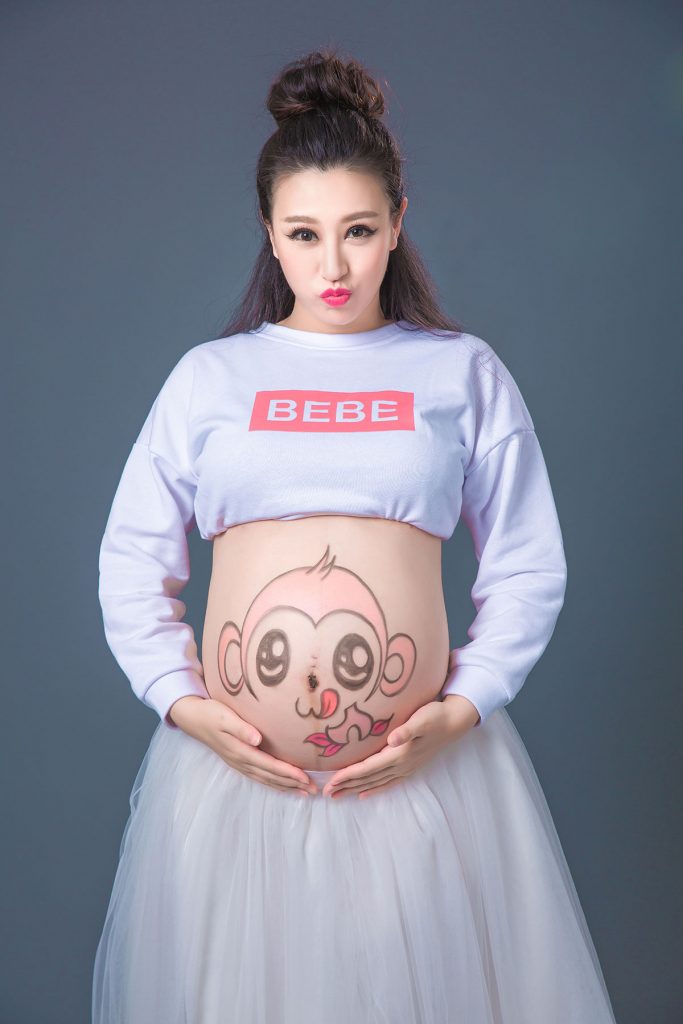 俏皮妈妈肚贴孕妇照图片写真摄影