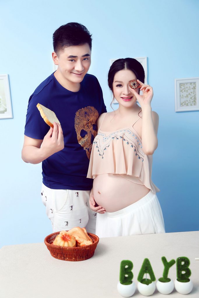 浪漫满屋孕妇夫妻照摄影太温馨了