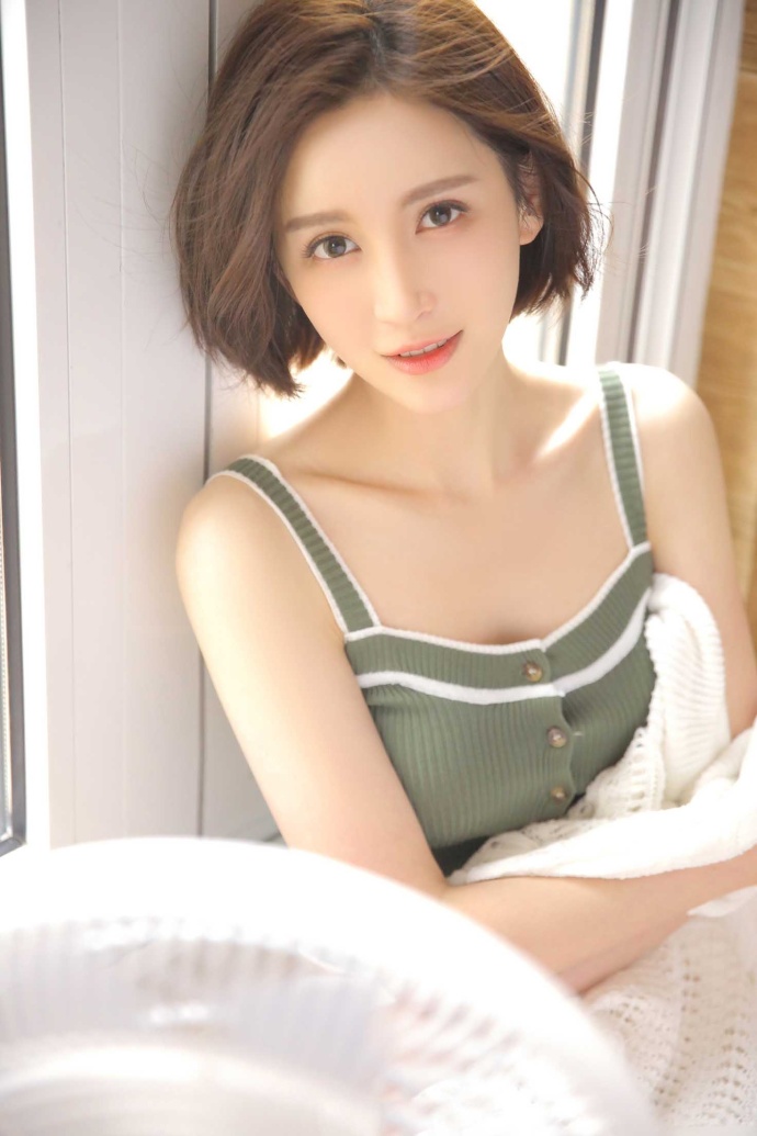 宅男女神低胸小吊带 ​​​​