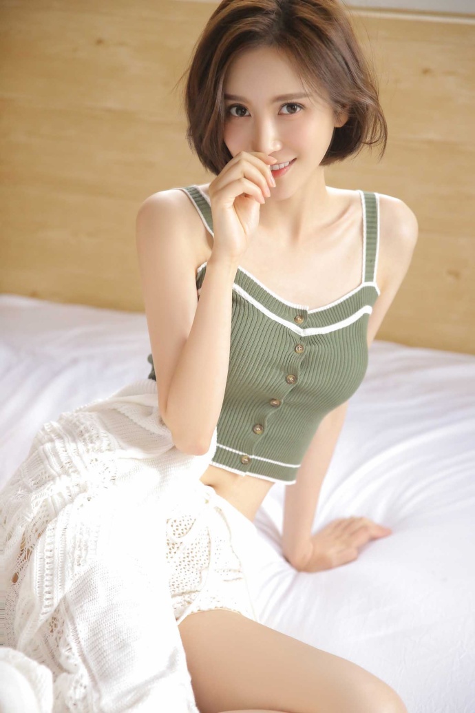 宅男女神低胸小吊带 ​​​​