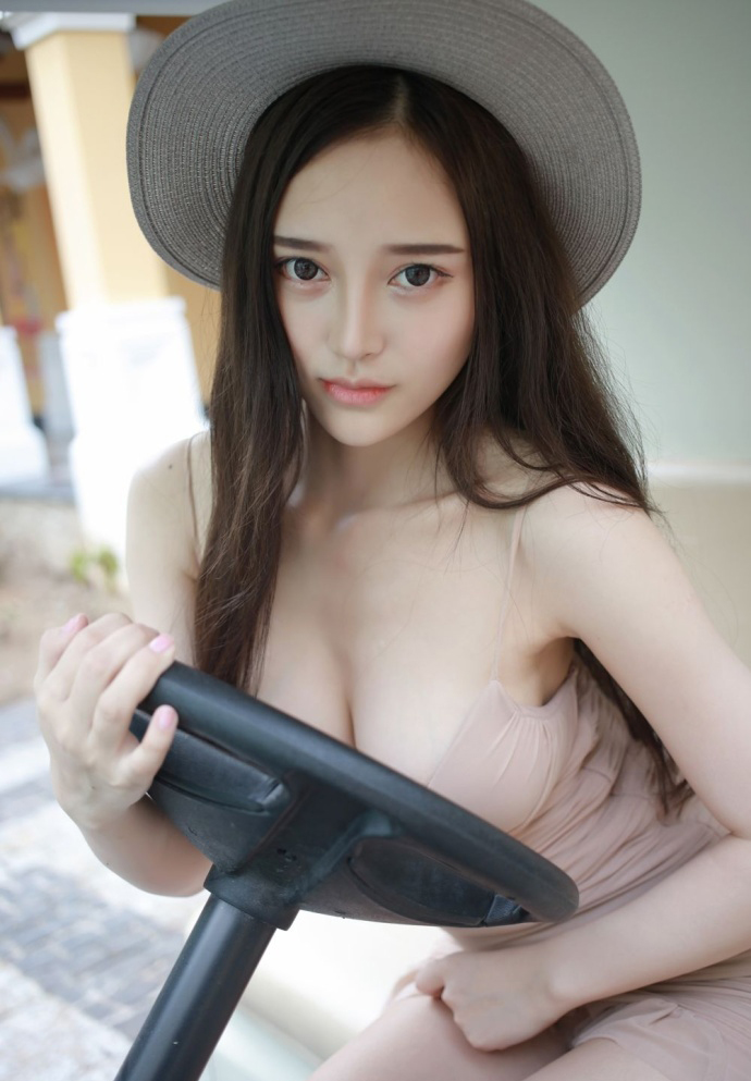 模特唐琪儿 一组粉色吊带裙写真,玲珑身材肌肤如凝脂白玉