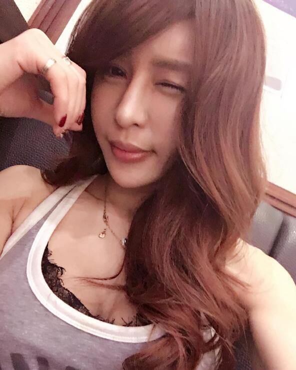 對座正妹露出完美深溝超可口 沒想到一抬起頭竟美到驚為天人......