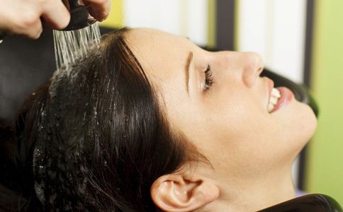 产后多久可以洗头 顺产剖腹产各不同