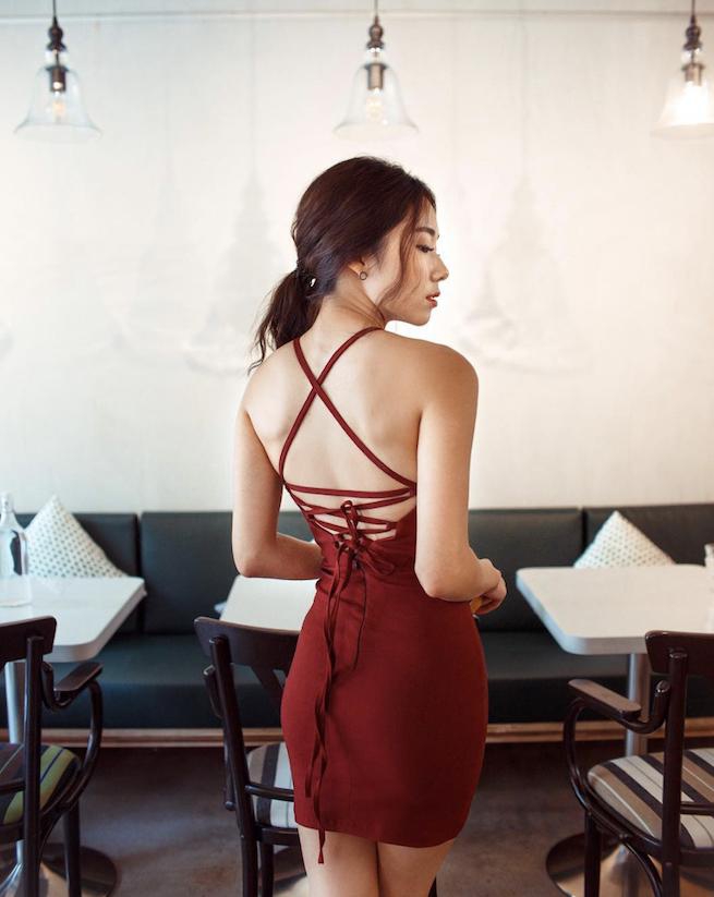 新加坡网红Mongchin Yeoh经常网上教授每一位素人怎样搭配符合她们自己风格的美妆、服装。