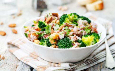 主持人李咏患癌去世 防癌10条建议年轻人须知