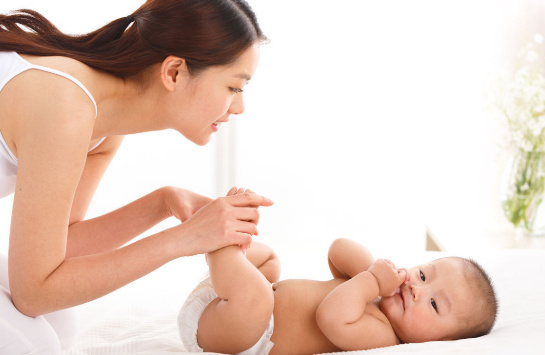 新生宝宝长湿疹怎么办？婴儿湿疹怎么消除？