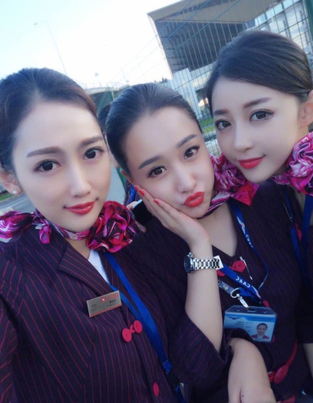 近日,有不少网友爆料称潘玮柏将要结婚,其父亲在台湾某学校讲课,其中提到了潘玮柏,无意之间向同学们爆料潘玮柏就即将结婚。据传,潘玮柏结婚对象疑似是与他传过绯闻的空姐女友,长相精致,身材很好。新浪娱乐就此求证潘玮柏工作室,工作人员保持沉默,暂无回应。