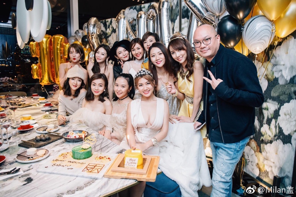 TVB女星庆生深V大秀性感 与好友穿高叉裙秀长腿比美