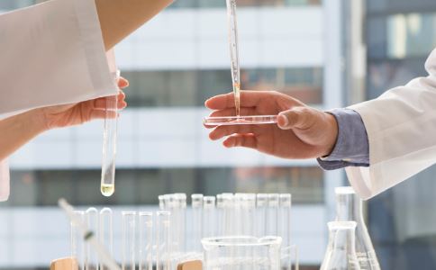 女子骗闺蜜染艾滋 识别艾滋病的早期症状