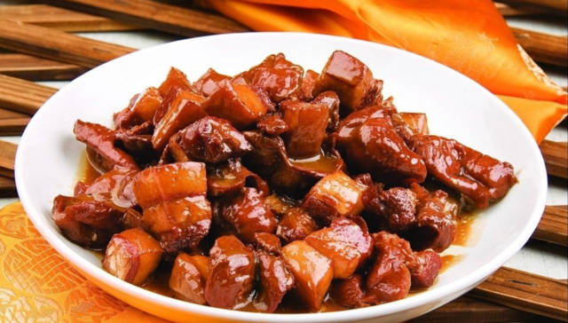 正宗南方版的红烧肉做法，做时焯水一下，肥而不腻，味道非常好吃