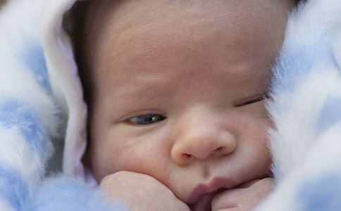 宝宝身上长黑色毒刺 新生儿去胎毒别信土方