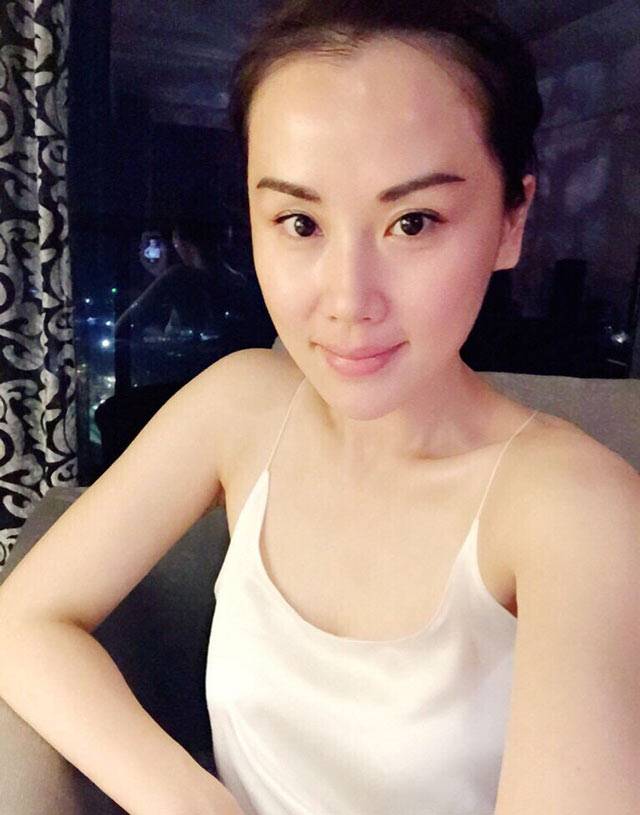 美女从平胸到C罩杯的丰胸前后照片