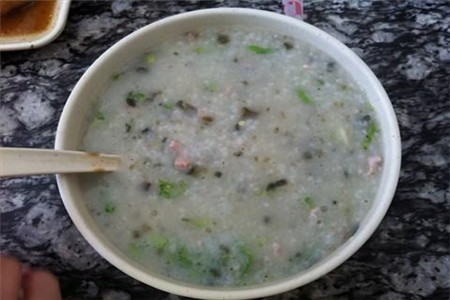 皮蛋瘦肉粥的做法，腌制过的米绵烂不油腻