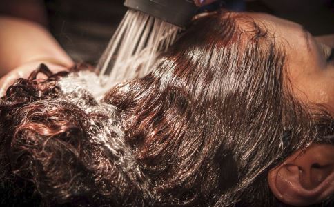 产后护理：哺乳期可以做头发吗