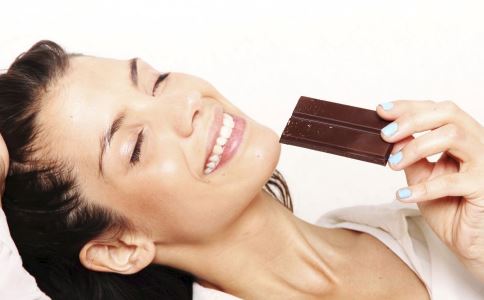 经常痛经可难受了 快吃点巧克力止痛