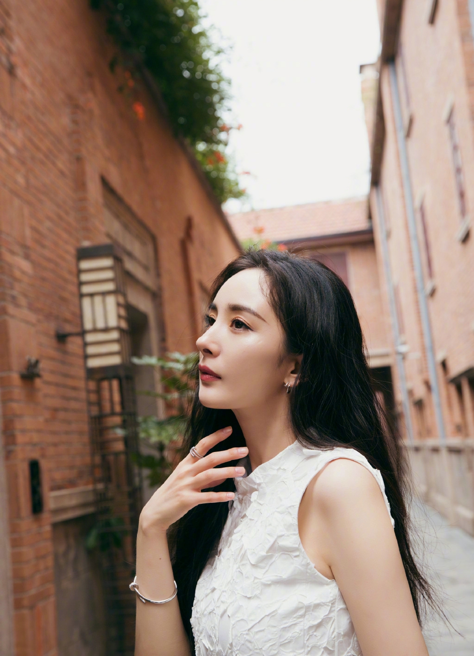 7月20日,著名演员杨幂的一组写真曝光。照片中,杨幂身穿紧身连衣裙,坐竹椅上大摆S型诱人身姿,纯白裙边仅仅盖住了大腿根,身材凹凸有致,一双纤长玉腿让人羡慕,容貌身材不输当年。