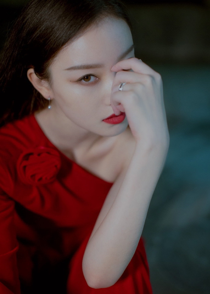 倪妮红色裤装大露美背性感撩人 回眸对镜眼神杀气场全开