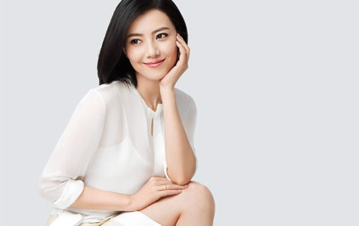 高圆圆产后近照gif画面：高扎马尾气质身材依旧好