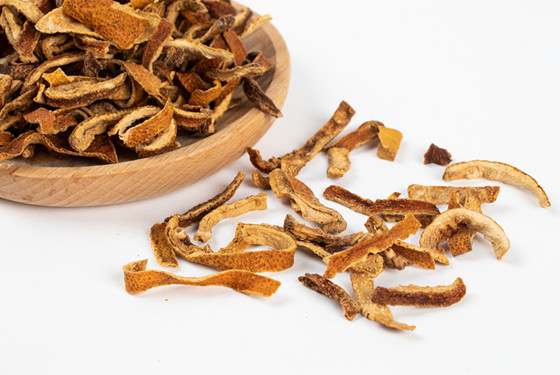 【陈皮泡水喝的功效】陈皮的功效与作用及食用禁忌